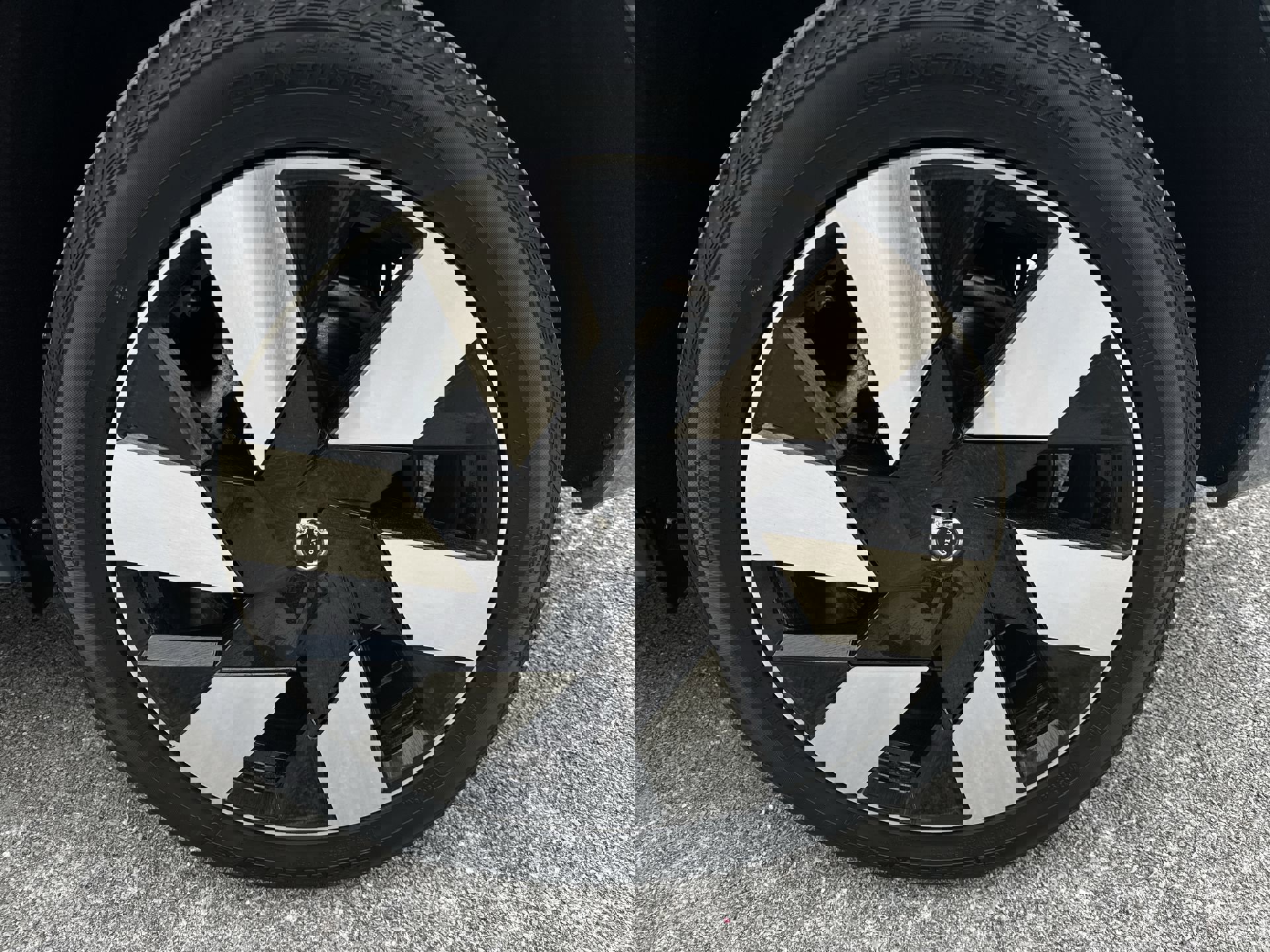 Used 2024 Volvo XC60 T8 Plus w/ Climate Package image 34