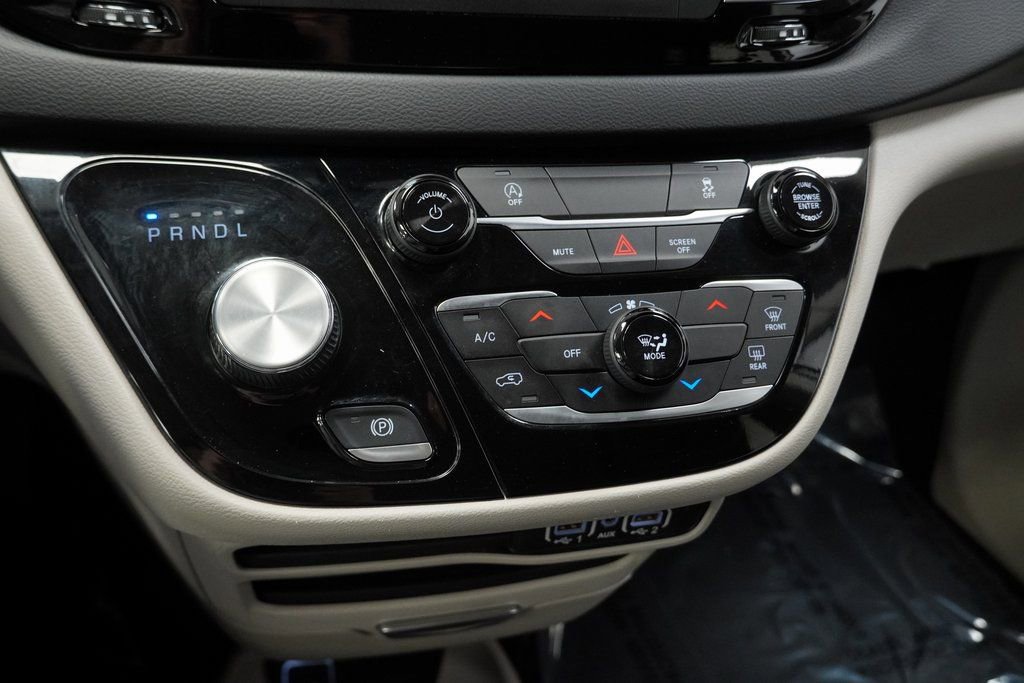 Used 2023 Chrysler Voyager LX image 30