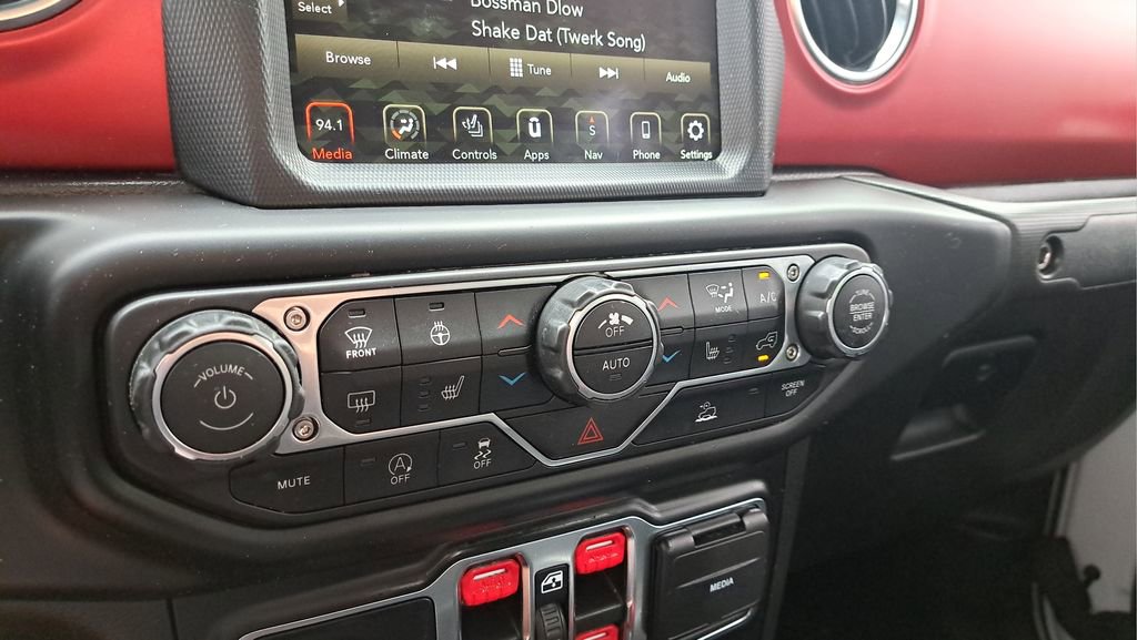 Used 2022 Jeep Gladiator Rubicon w/ Cold Weather Group AWD/4WD image 17