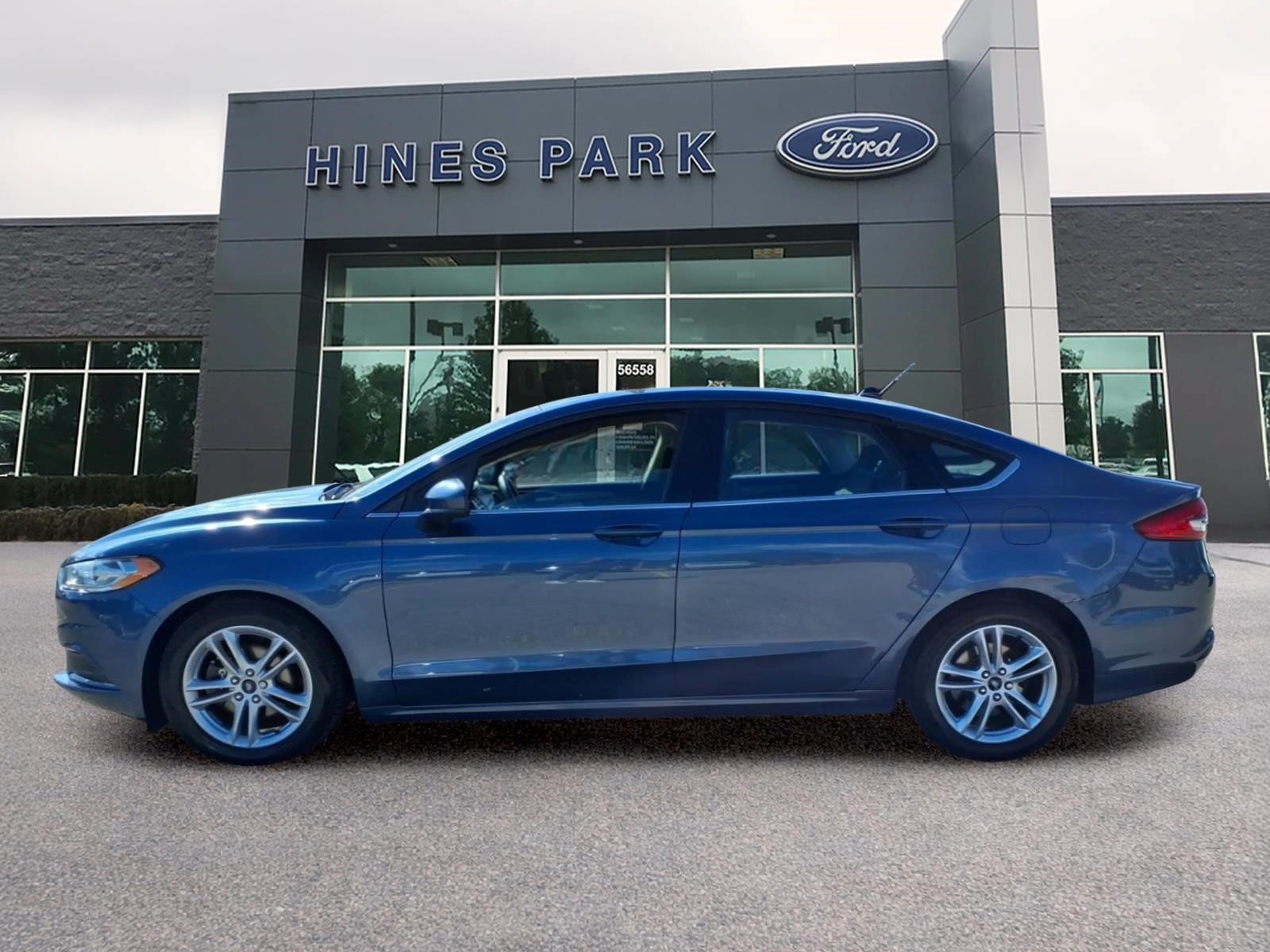 Used 2018 Ford Fusion SE w/ Fusion SE Technology Package FWD image 4