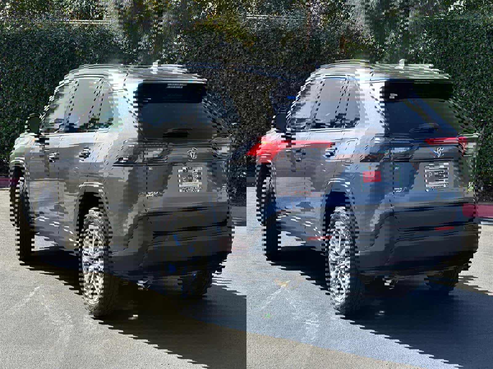 Used 2022 Toyota RAV4 XLE Premium image 4