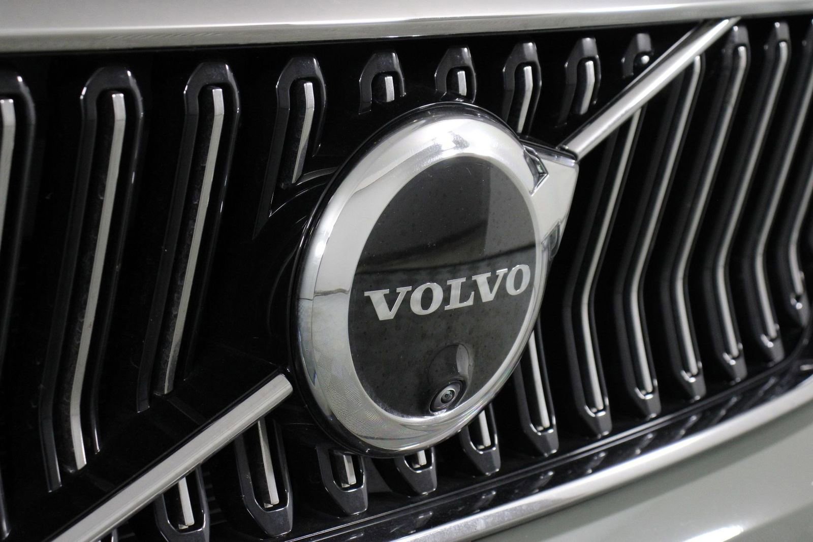 Certified 2025 Volvo XC40 B5 Plus image 27