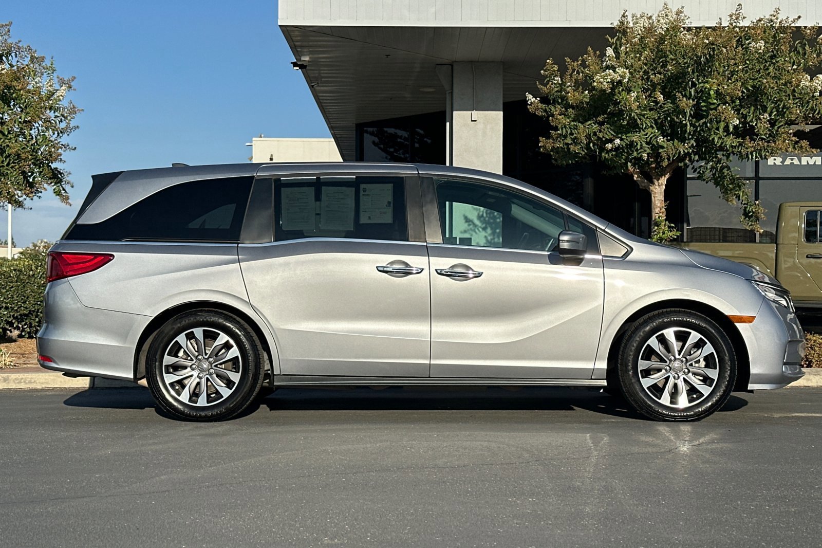 Used 2023 Honda Odyssey EX-L image 3