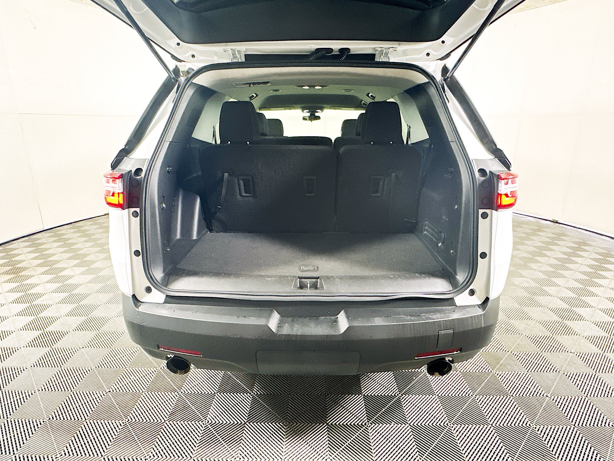 Used 2021 Chevrolet Traverse LS FWD image 31