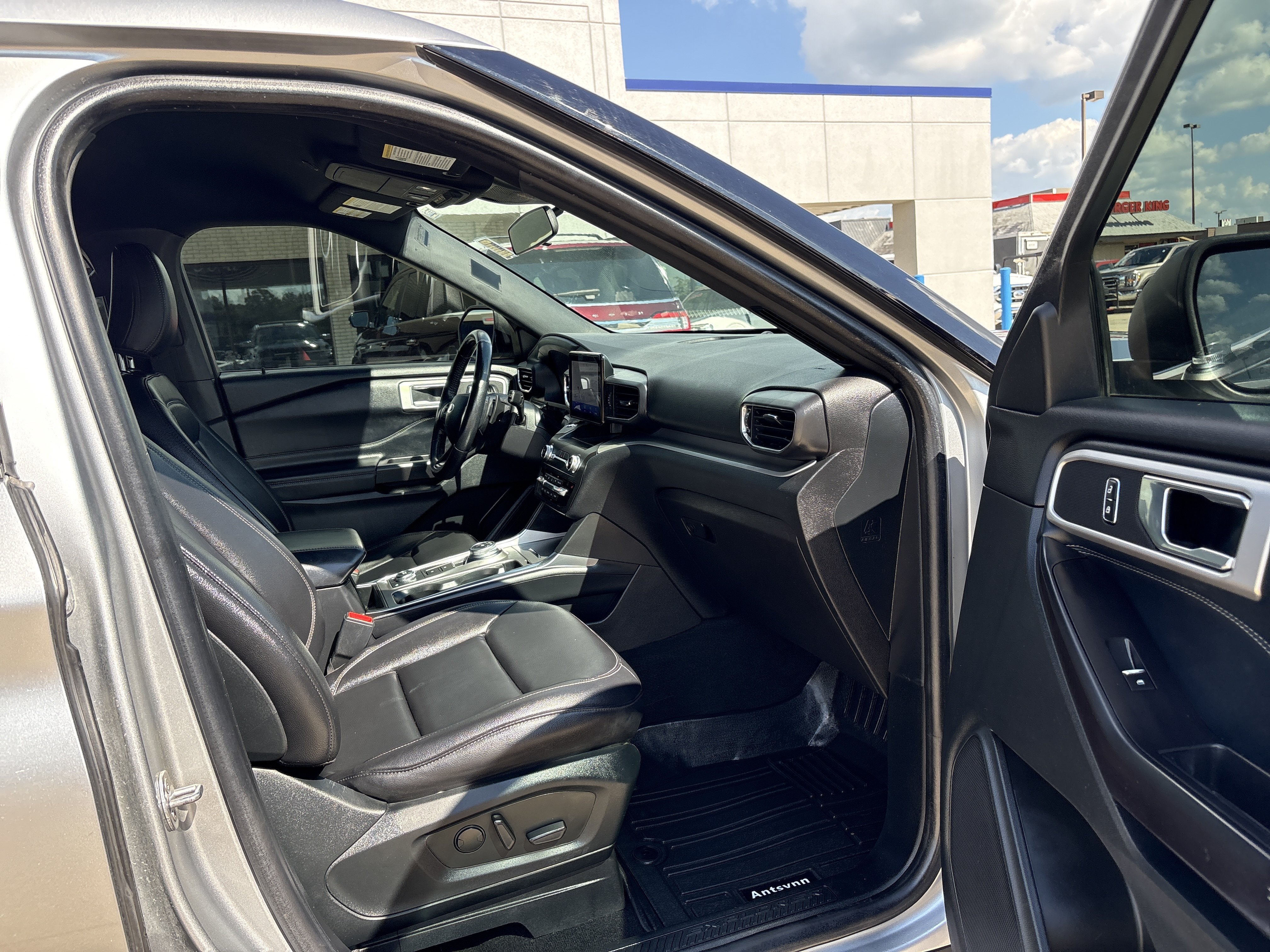 Used 2020 Ford Explorer XLT w/ Equipment Group 202A AWD/4WD image 12