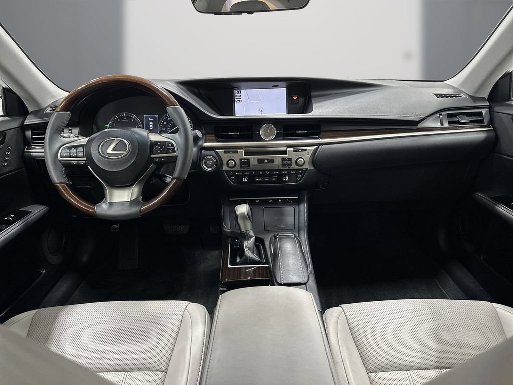 Used 2018 Lexus ES 350 w/ Luxury Package w/Wood Trim FWD image 18