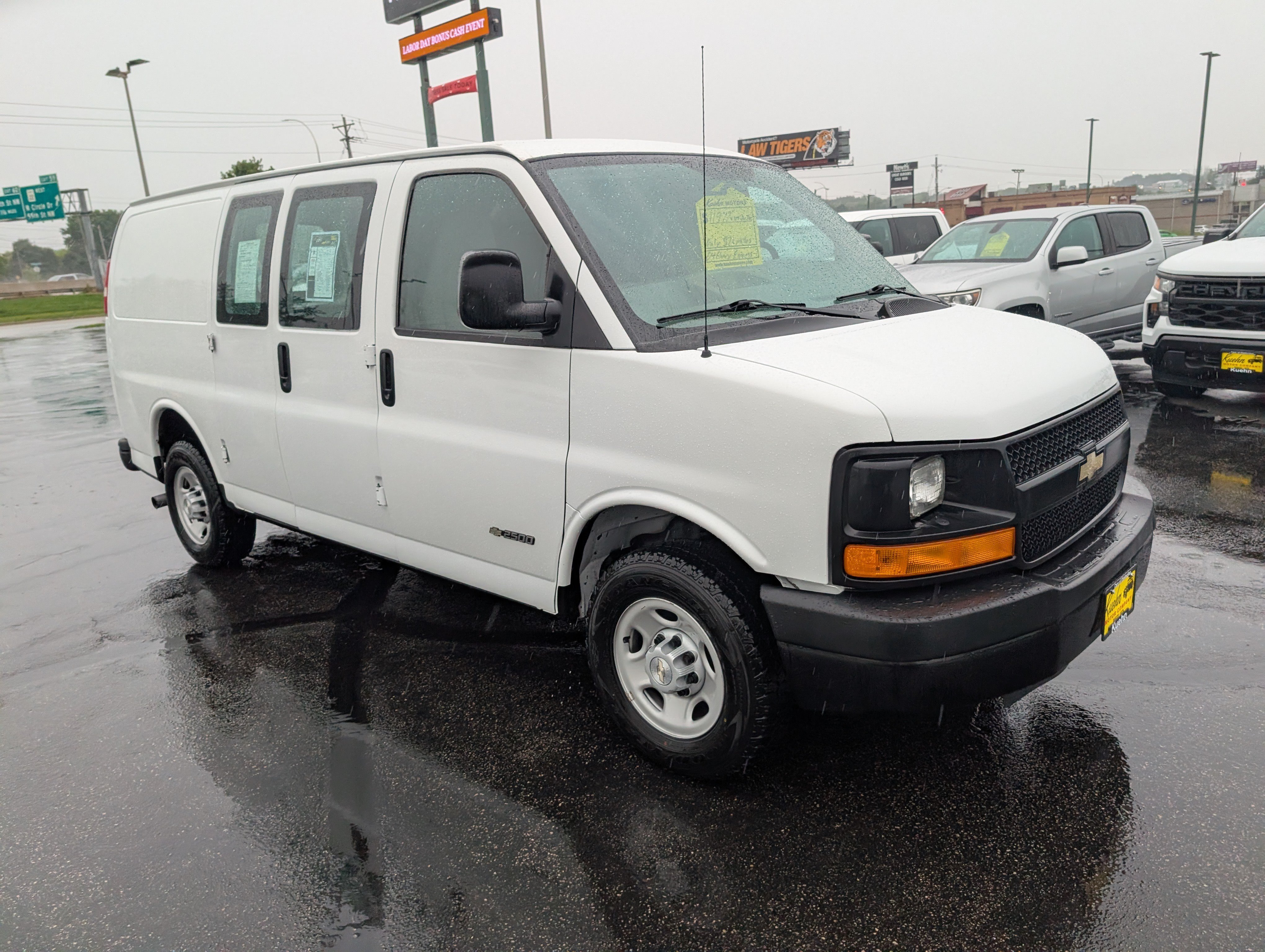 Used 2004 Chevrolet Express 2500 RWD image 2