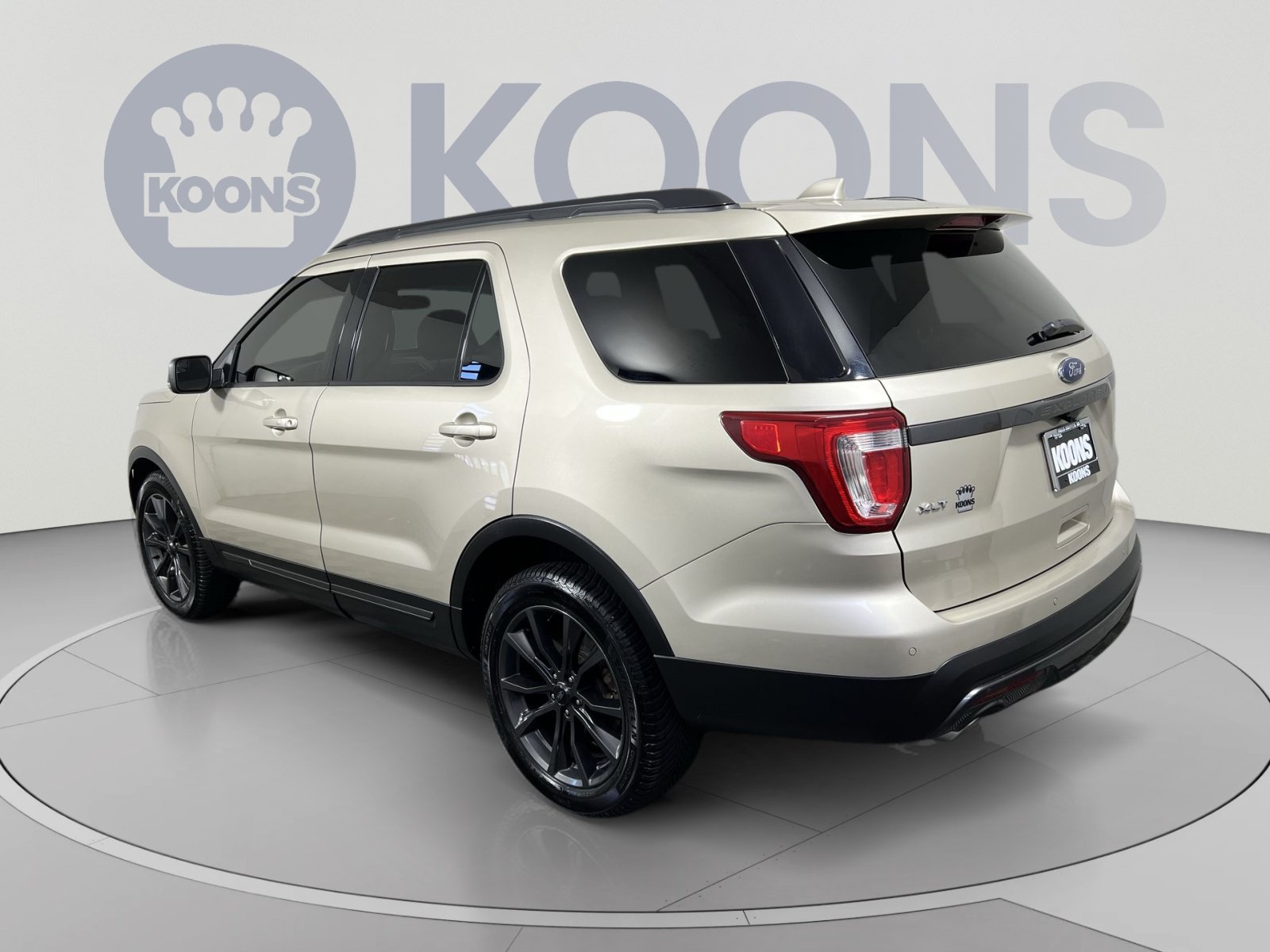 Used 2017 Ford Explorer XLT w/ Equipment Group 202A AWD/4WD image 8