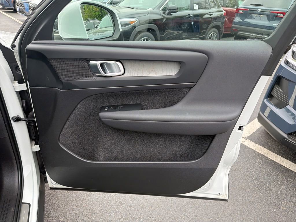 Used 2023 Volvo XC40 B5 Plus AWD/4WD image 10