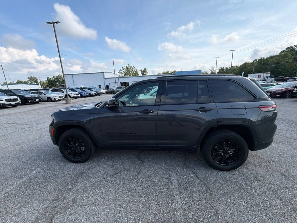 Used 2024 Jeep Grand Cherokee Laredo AWD/4WD image 8