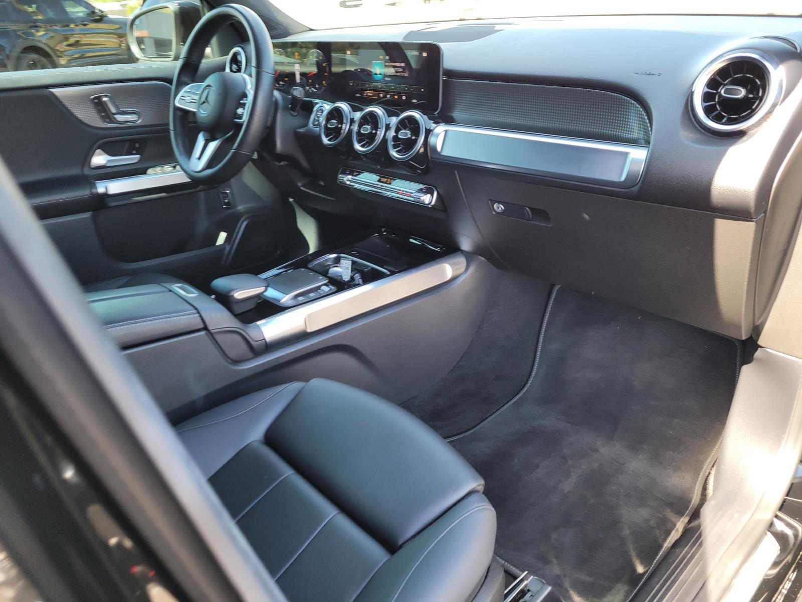 Used 2021 Mercedes-Benz GLB 250 4MATIC w/ Premium Package image 21