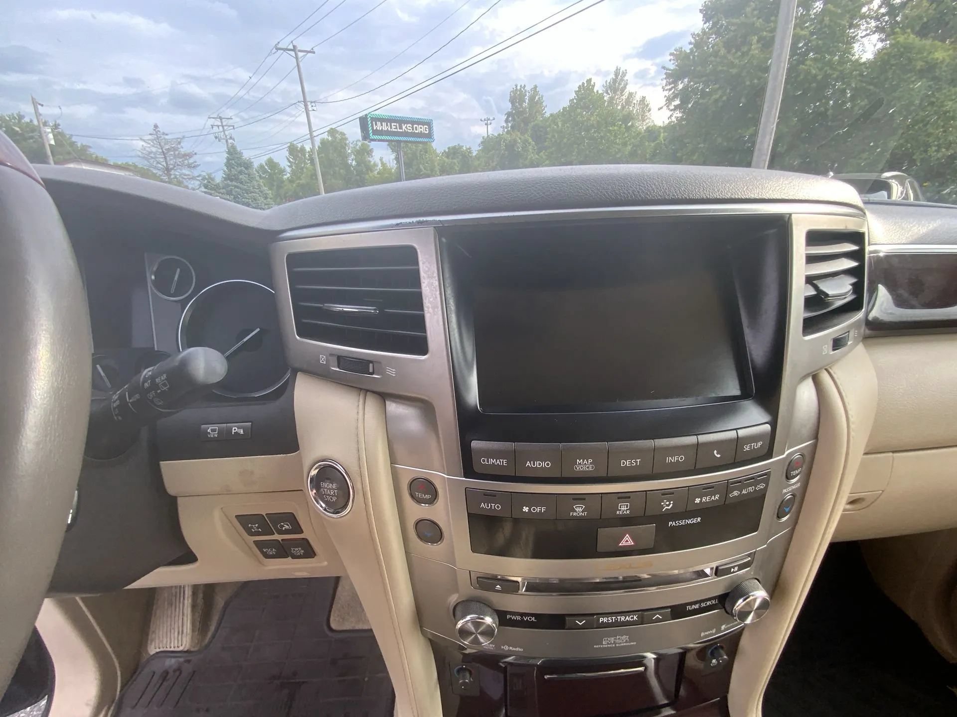 Used 2013 Lexus LX 570 4WD w/ Luxury Pkg image 25
