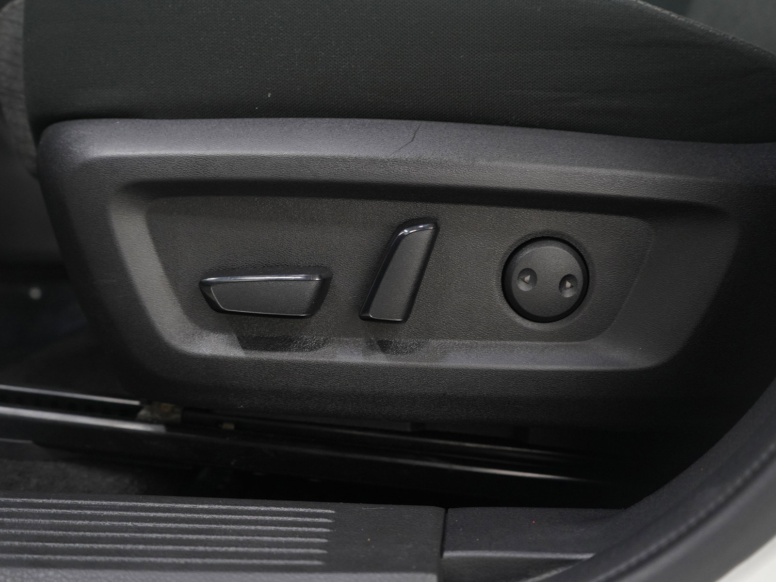 Used 2023 Nissan Rogue SV image 24