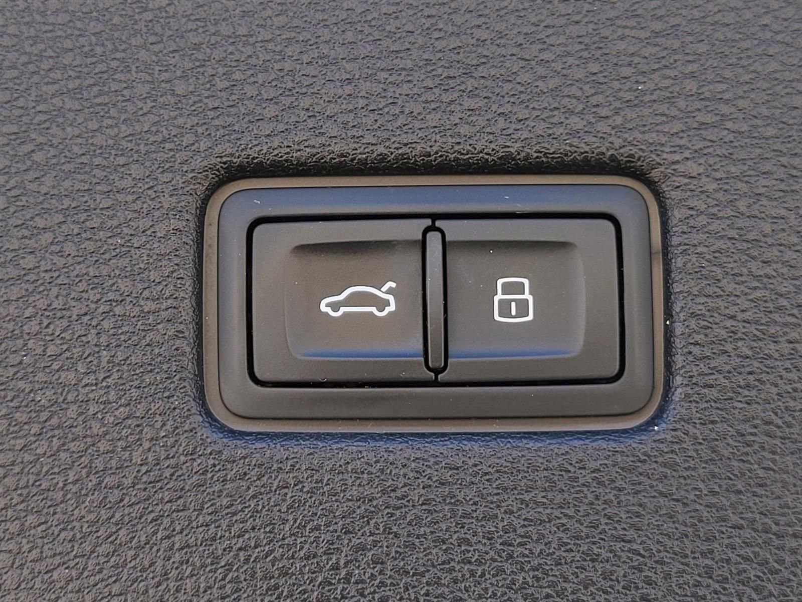 Used 2019 Audi Q8 Prestige w/ Year 1 Package image 18