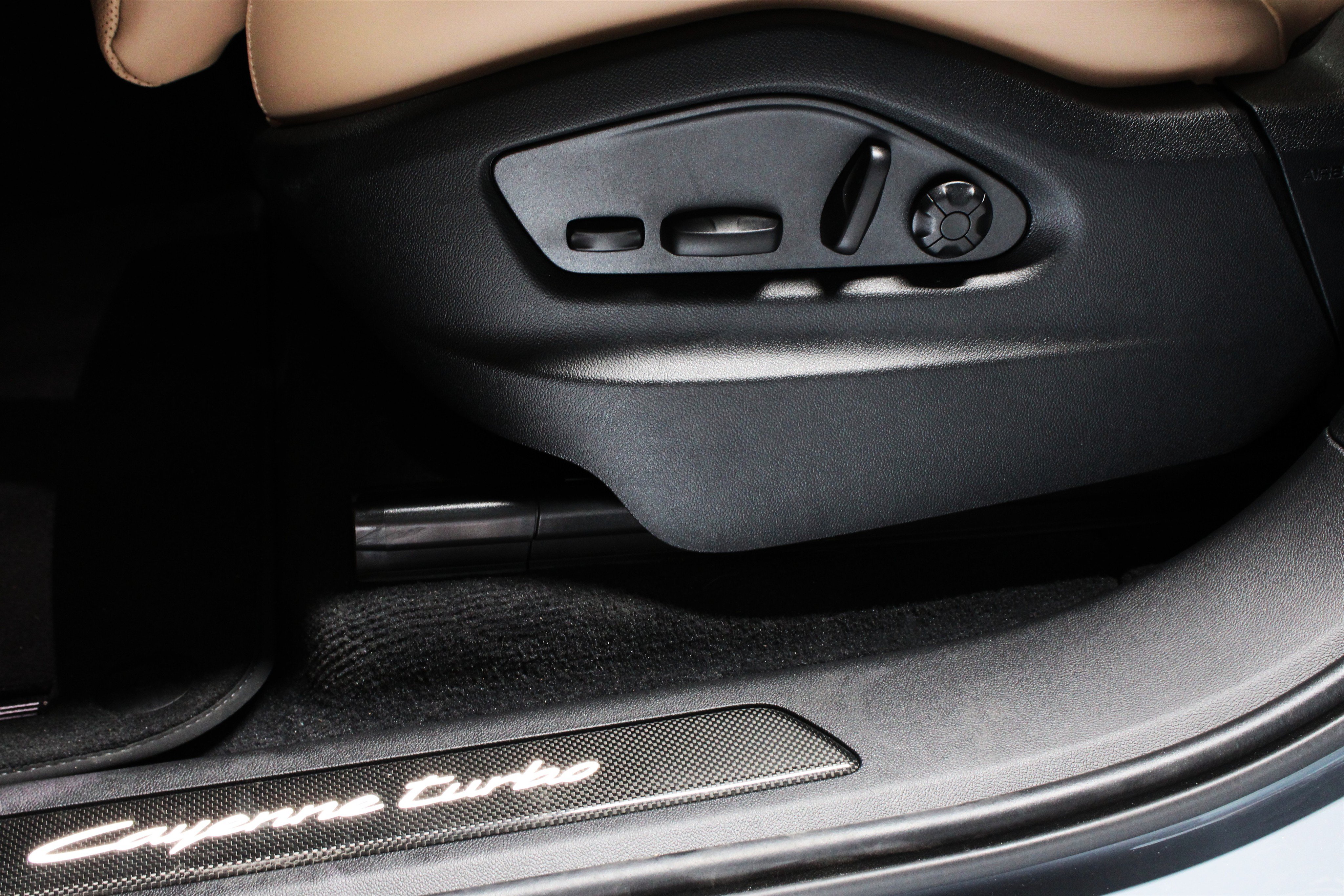 Used 2025 Porsche Cayenne Turbo AWD/4WD image 4