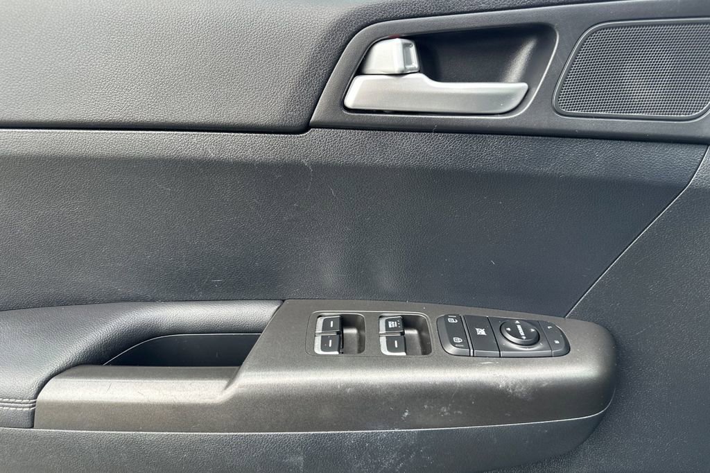 Used 2022 Kia Sportage LX image 11