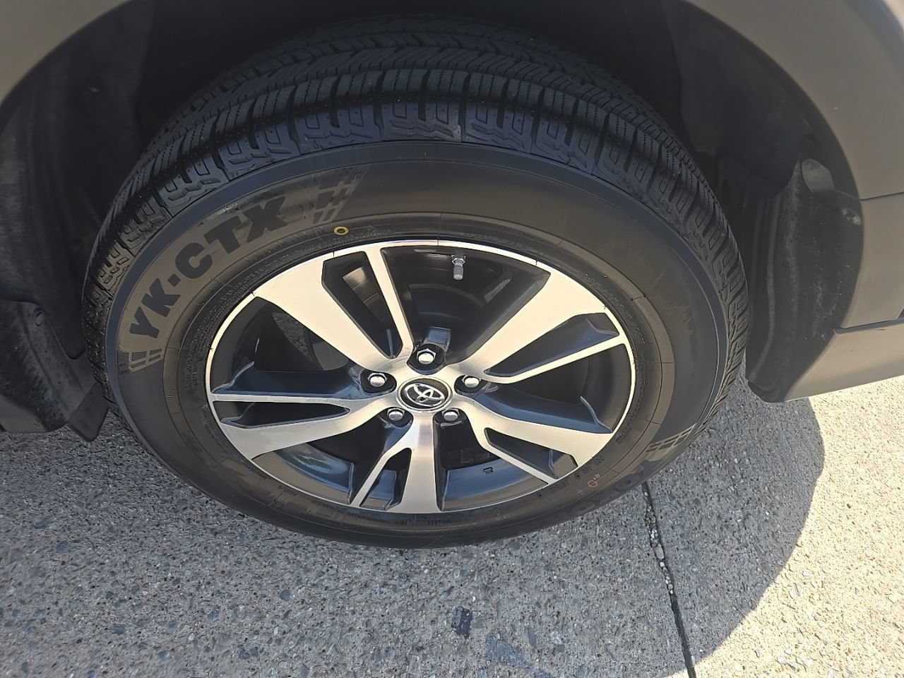 Used 2018 Toyota RAV4 XLE FWD image 8