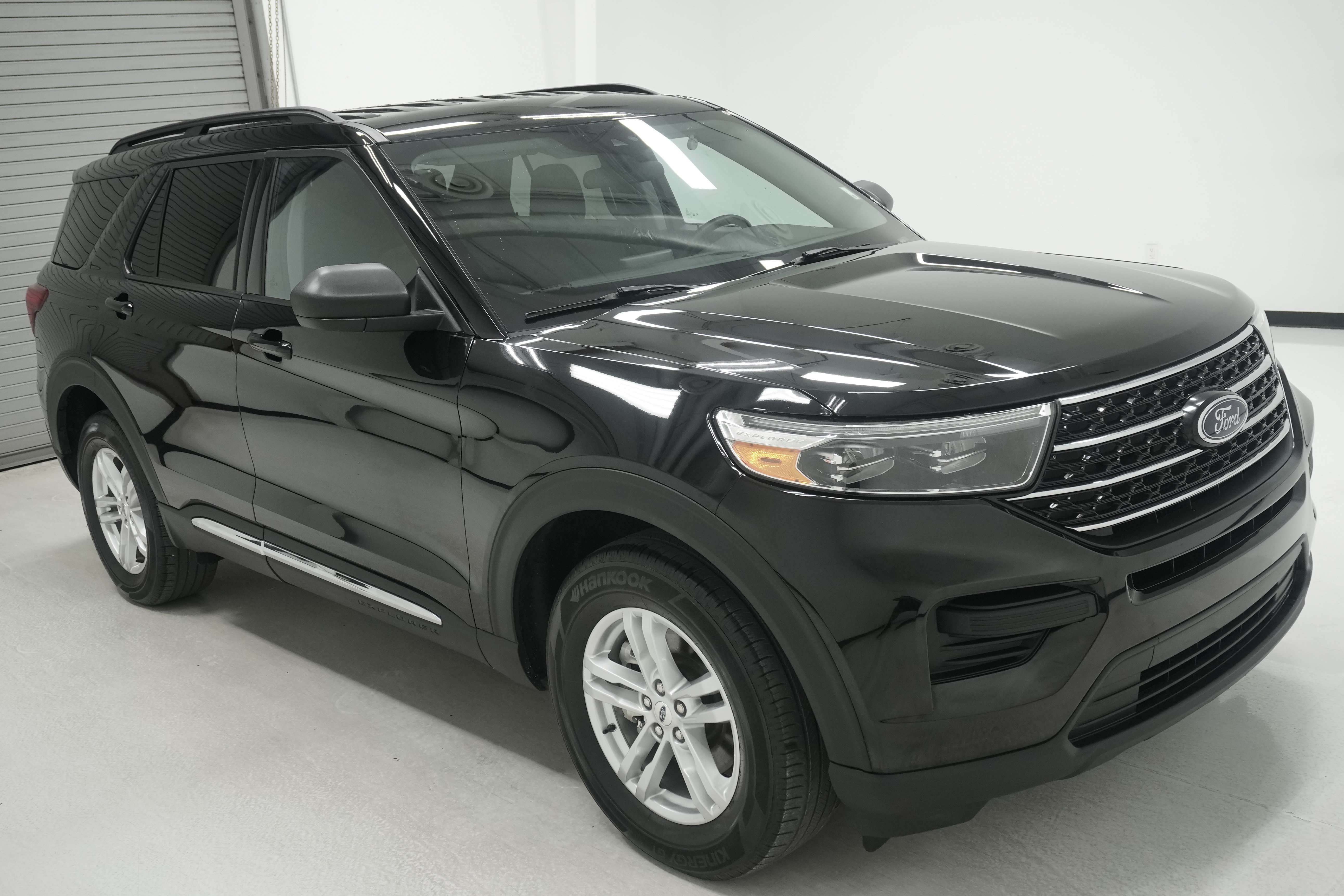 Used 2023 Ford Explorer XLT AWD/4WD image 3