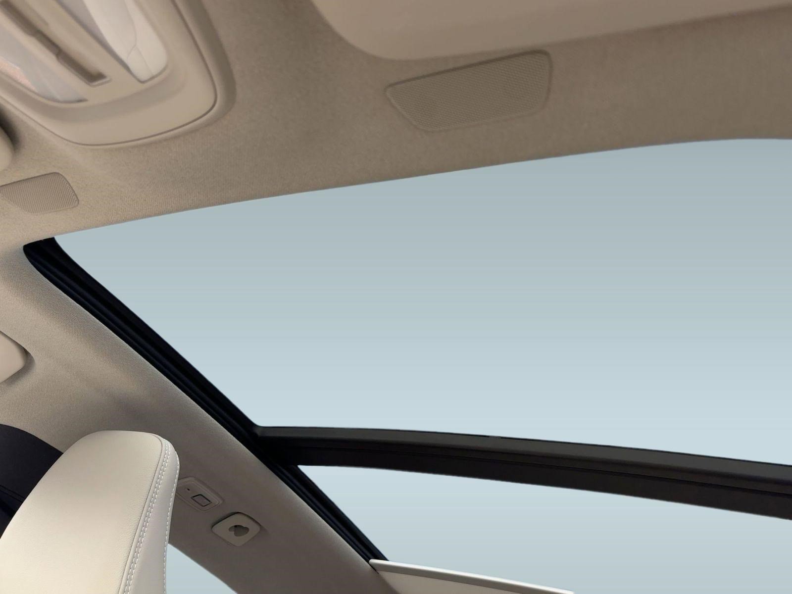 Used 2023 Volvo XC40 B5 Plus w/ Protection Package Premier image 14