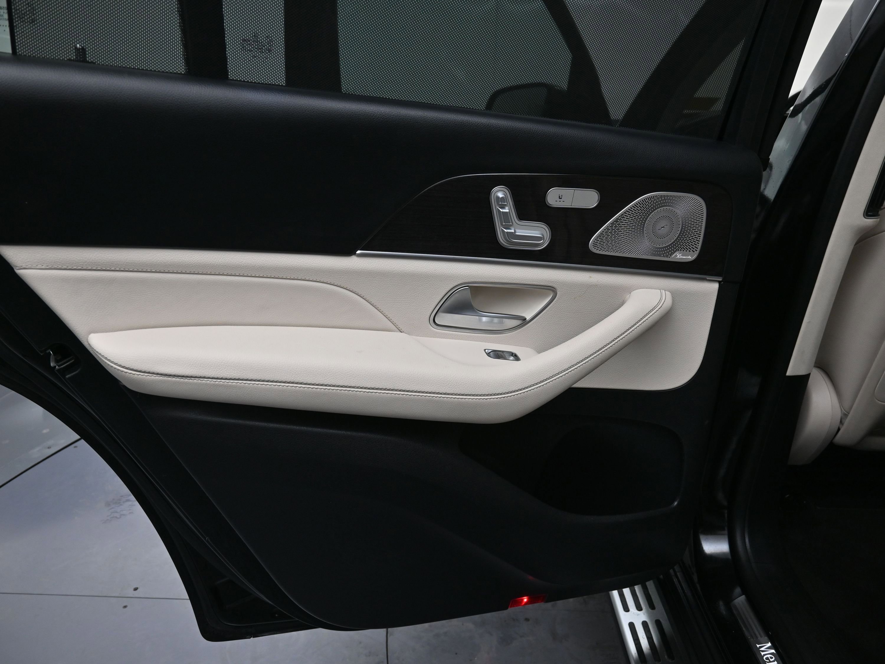 Used 2021 Mercedes-Benz GLS 450 4MATIC image 28