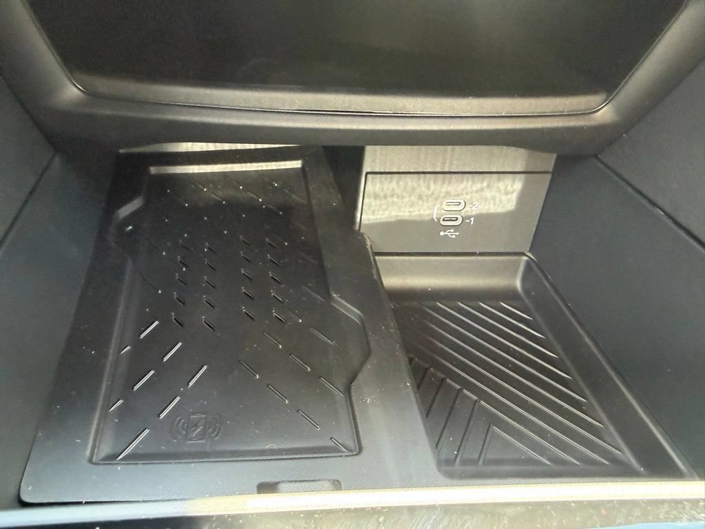 New 2027 Chrysler Pacifica Limited w/ Family Tech Group FWD image 22