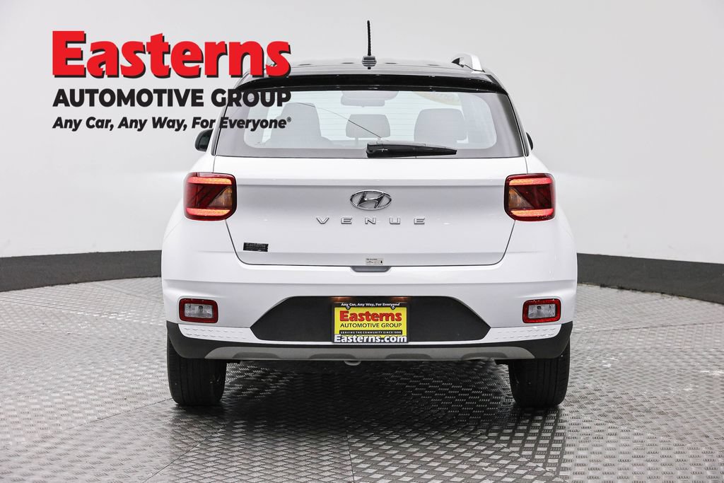 Used 2025 Hyundai Venue Limited FWD image 6