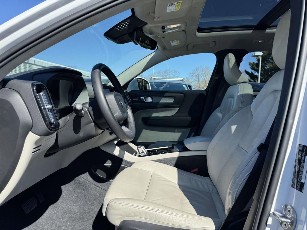 Used 2023 Volvo XC40 B5 Ultimate w/ Climate Package image 13