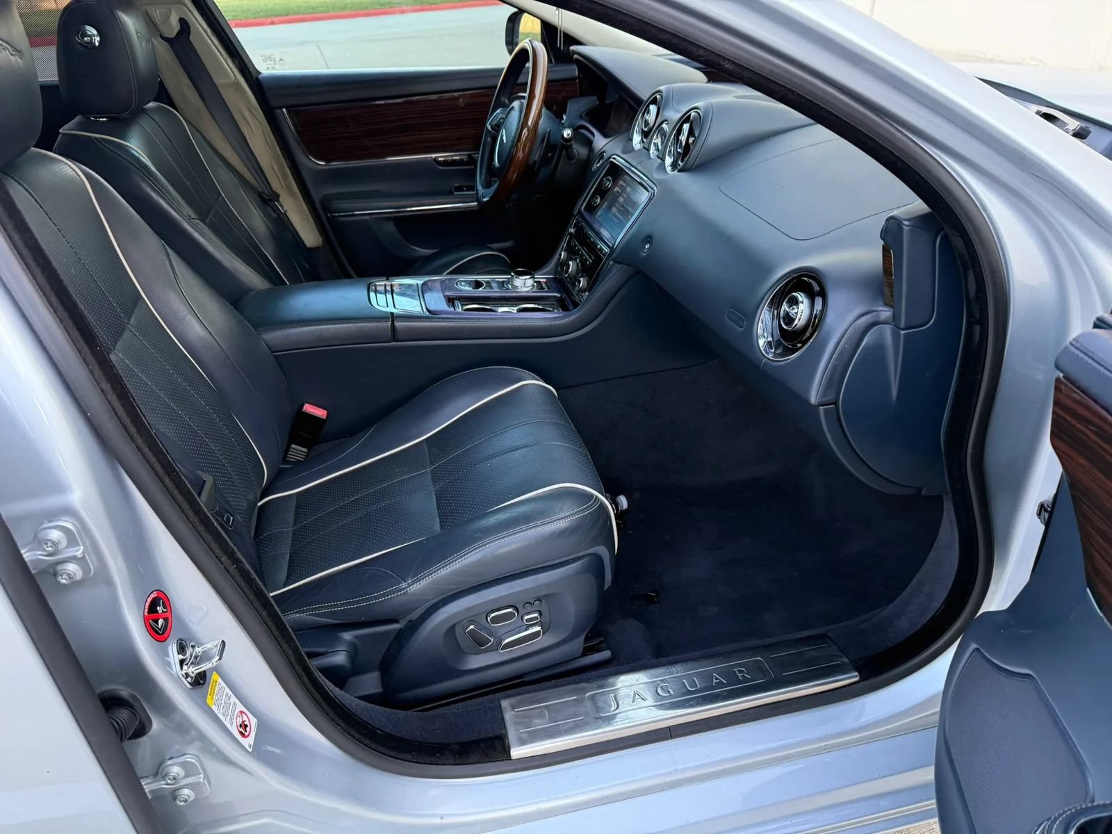 Used 2011 Jaguar XJ L RWD image 17