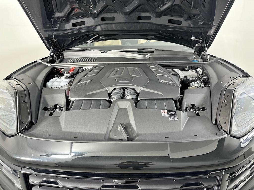 Certified 2025 Porsche Cayenne S AWD/4WD image 33