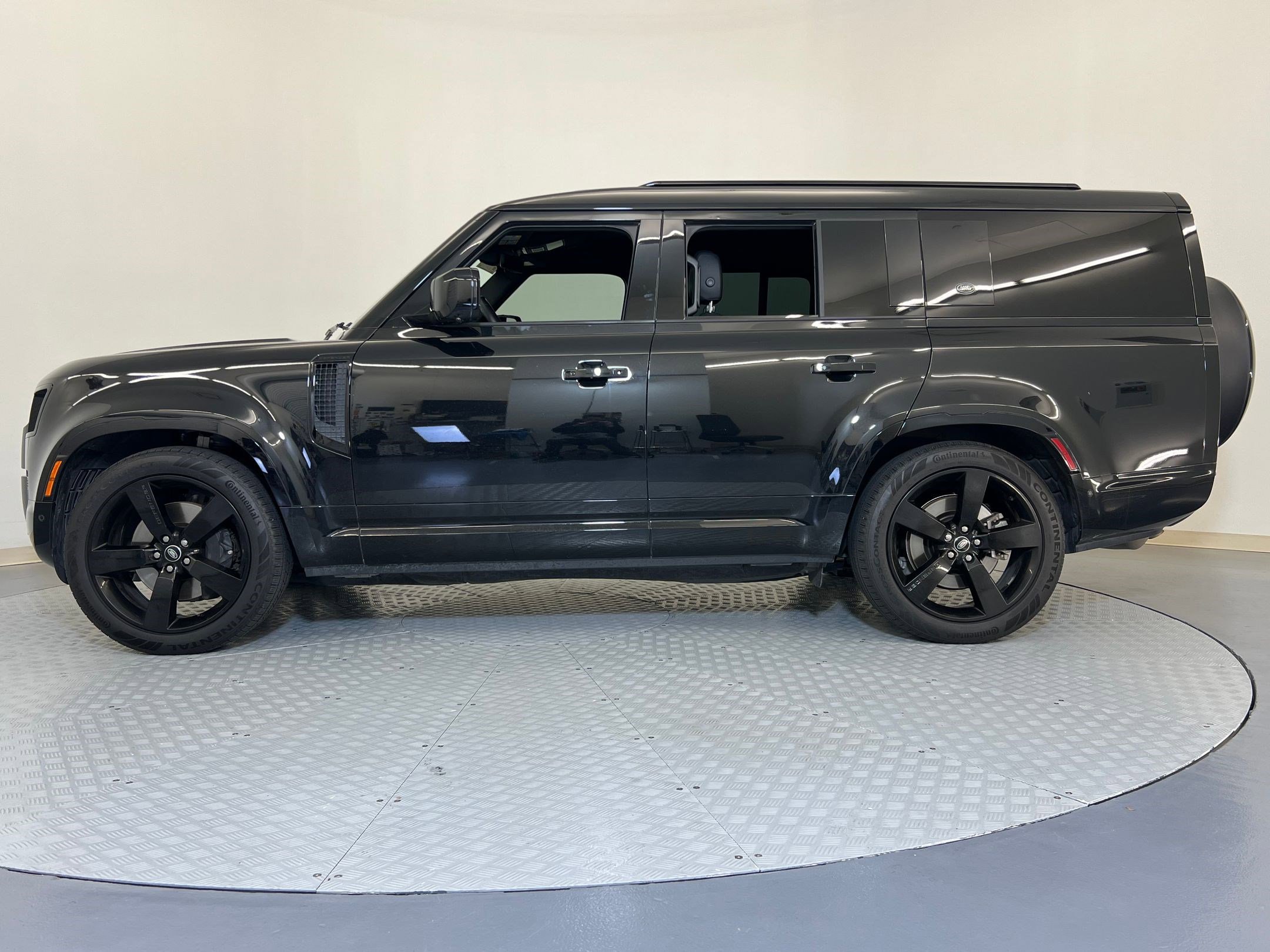 Used 2024 Land Rover Defender 130 X-Dynamic SE image 2