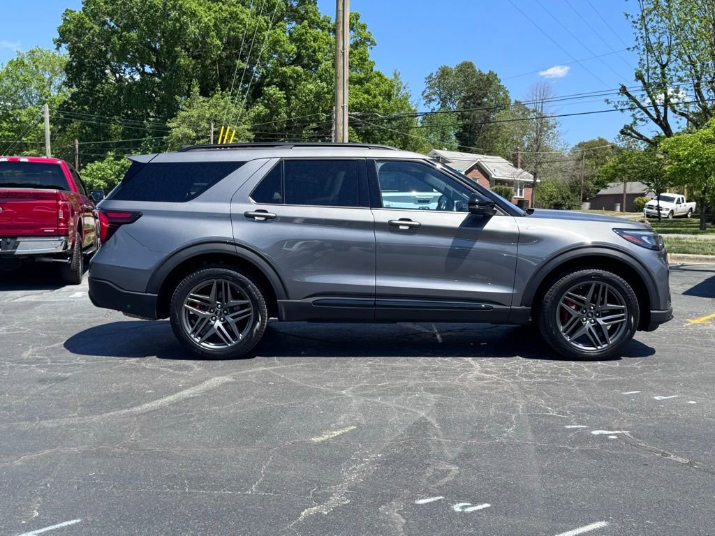 Used 2025 Ford Explorer ST-Line w/ ST-Line Street Pack AWD/4WD image 4