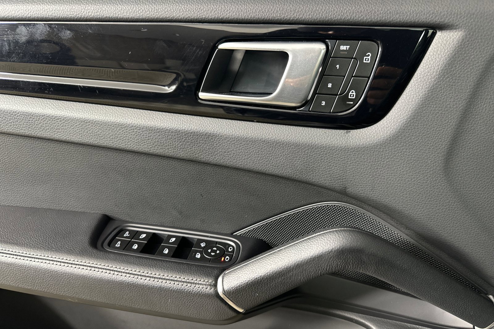 Used 2023 Porsche Cayenne Coupe image 10