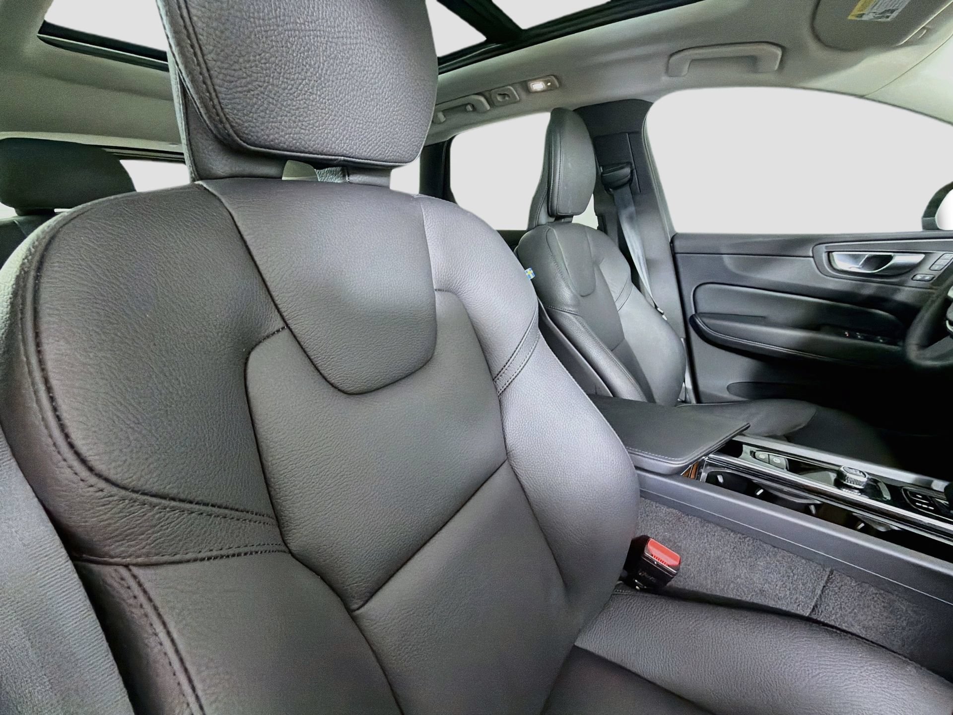 Certified 2024 Volvo XC60 B5 Plus AWD/4WD image 28