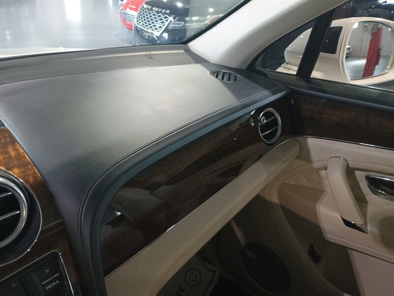 Used 2020 Bentley Bentayga AWD/4WD image 24
