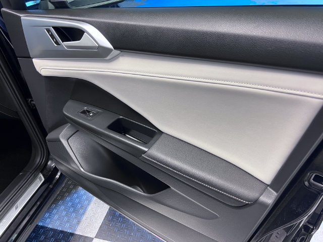 Certified 2025 Volkswagen Taos SE FWD image 11