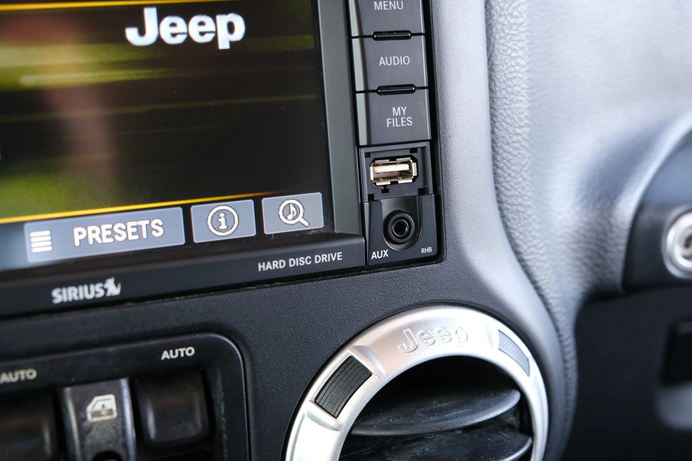 Used 2016 Jeep Wrangler Unlimited Sahara w/ Connectivity Group image 32