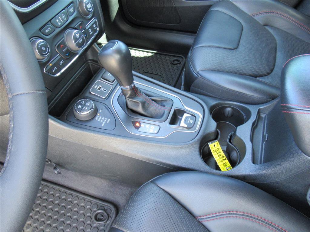 Used 2022 Jeep Cherokee Trailhawk w/ Premium Leather Package AWD/4WD image 17