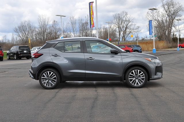 Used 2024 Nissan Kicks SV image 2