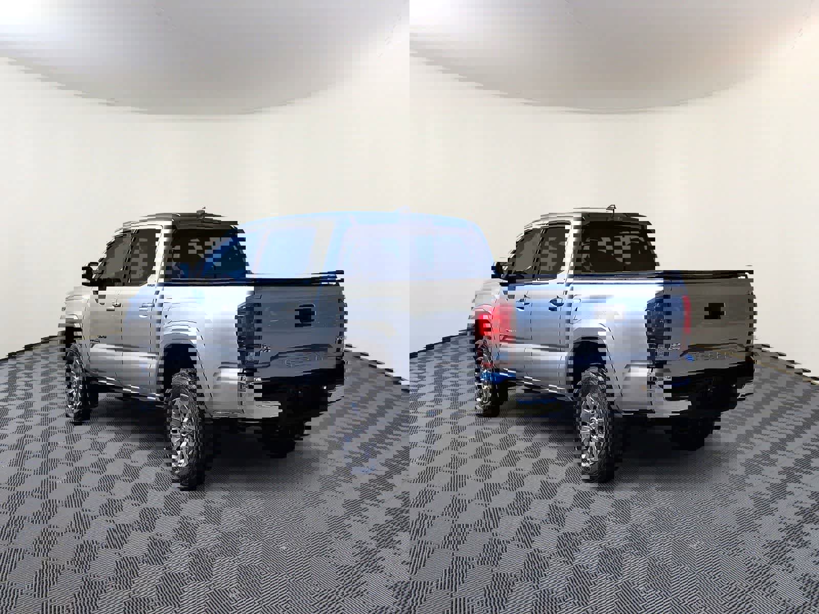 Used 2018 Toyota Tacoma SR5 image 8