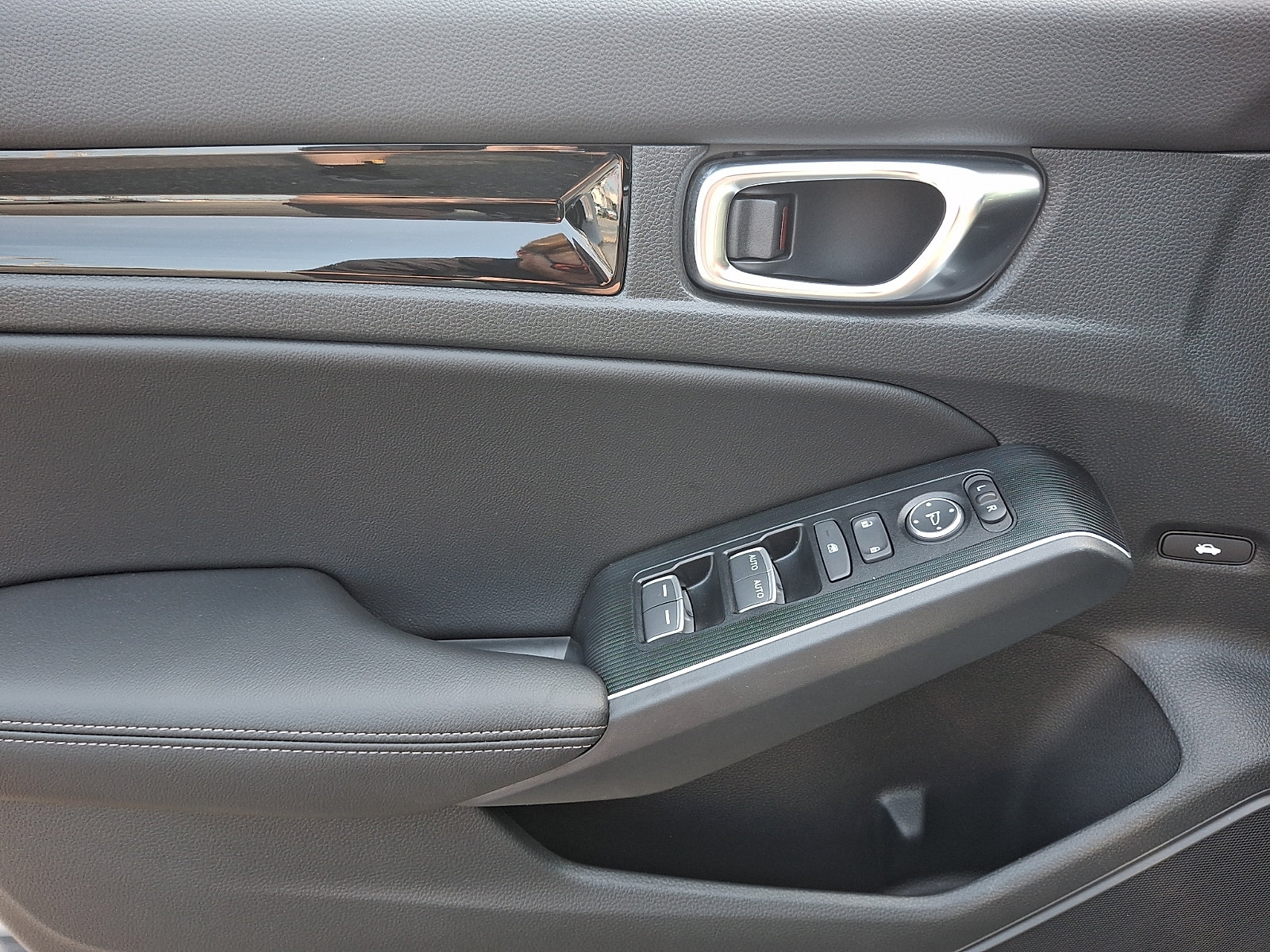 Certified 2025 Honda Civic FWD Hybrid Sedan image 9