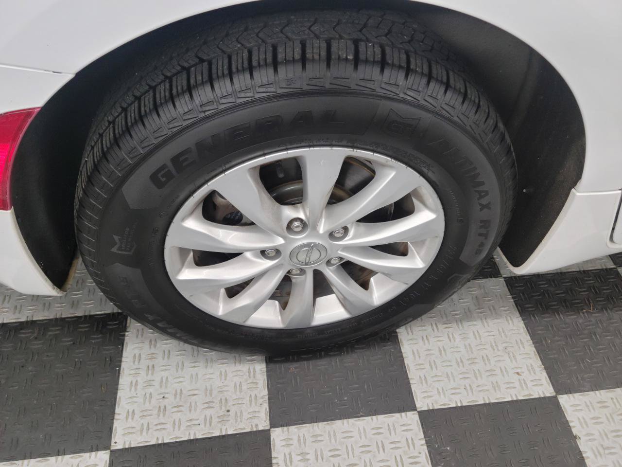 Used 2017 Chrysler Pacifica Touring-L FWD image 32