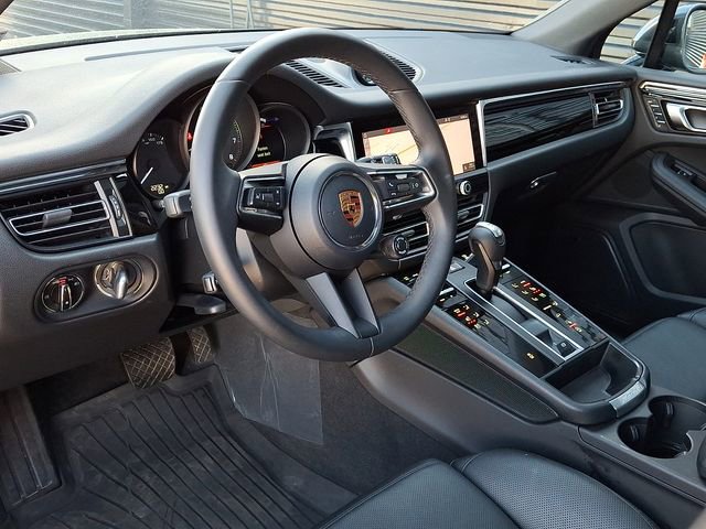 Certified 2026 Porsche Macan AWD/4WD image 4