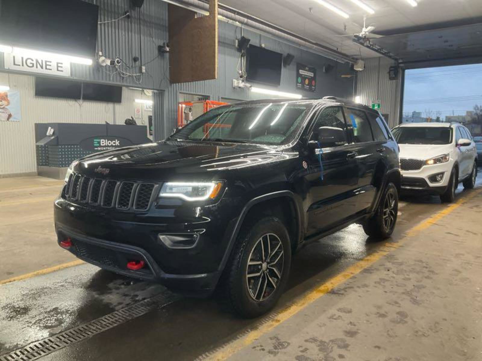 Used 2017 Jeep Grand Cherokee Trailhawk w/ Trailhawk Luxury Group image 1