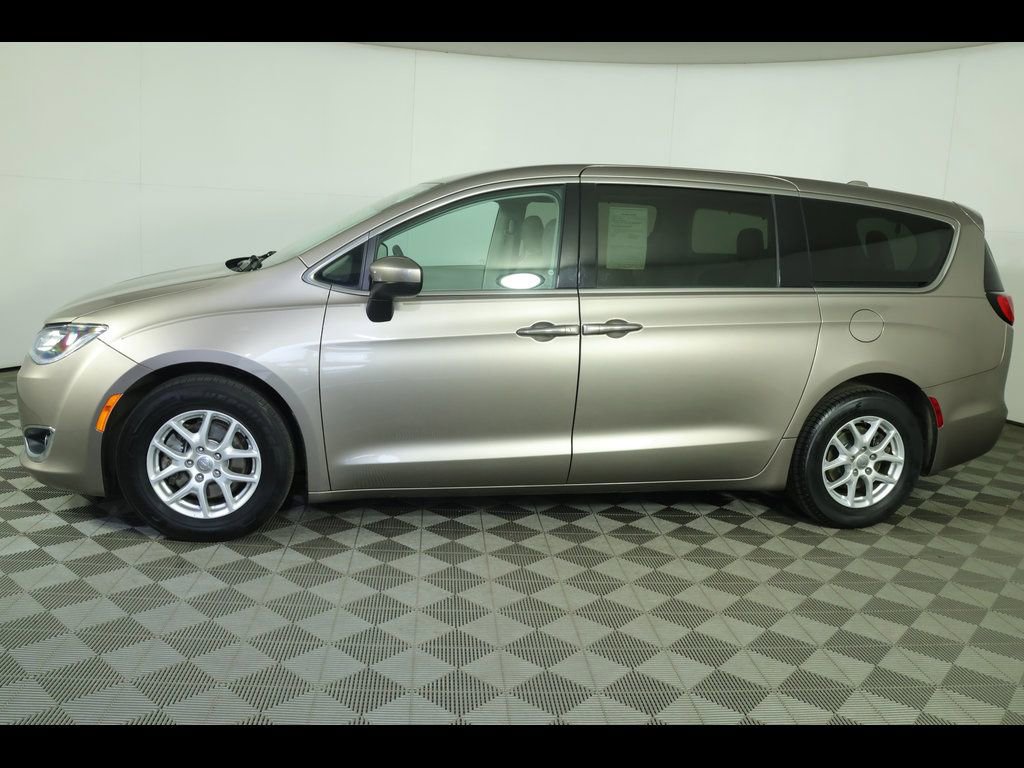 Used 2017 Chrysler Pacifica Touring Plus FWD image 4
