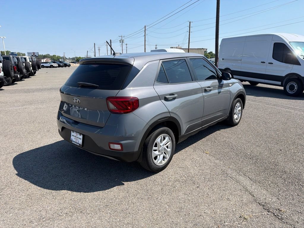 Used 2023 Hyundai Venue SE FWD image 3