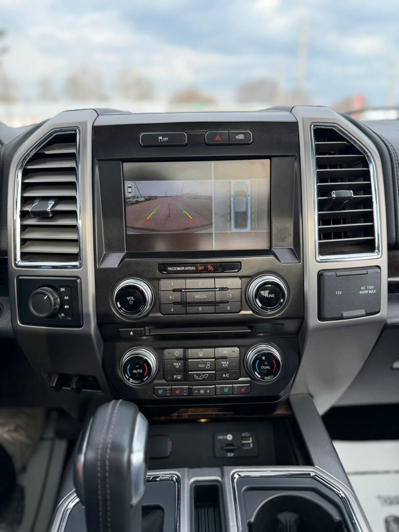 Used 2015 Ford F150 Platinum w/ Equipment Group 701A Luxury AWD/4WD image 15
