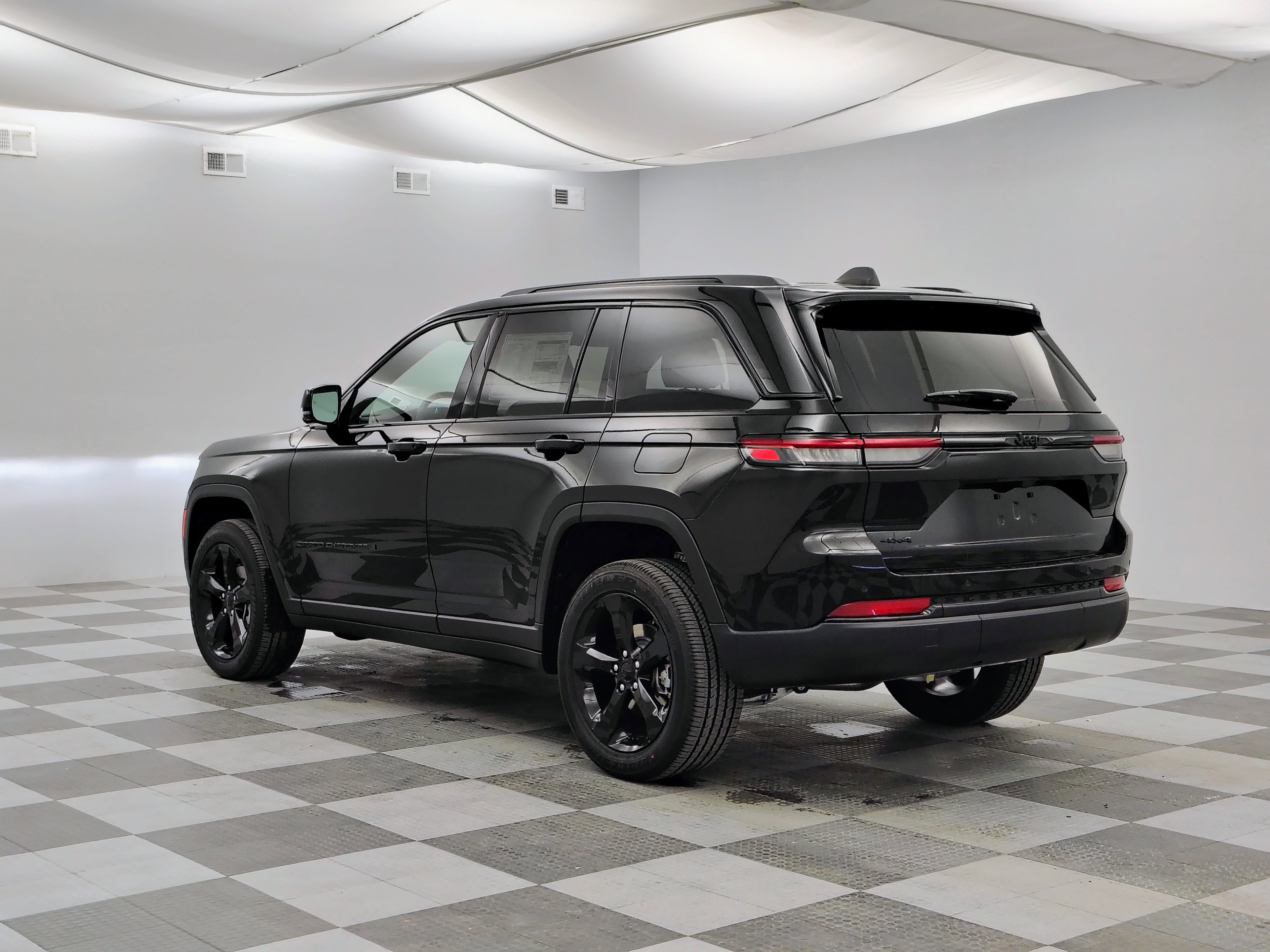 New 2025 Jeep Grand Cherokee Altitude image 8