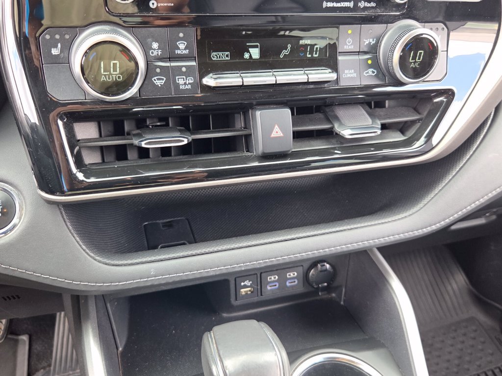 Used 2022 Toyota Highlander XLE FWD image 30
