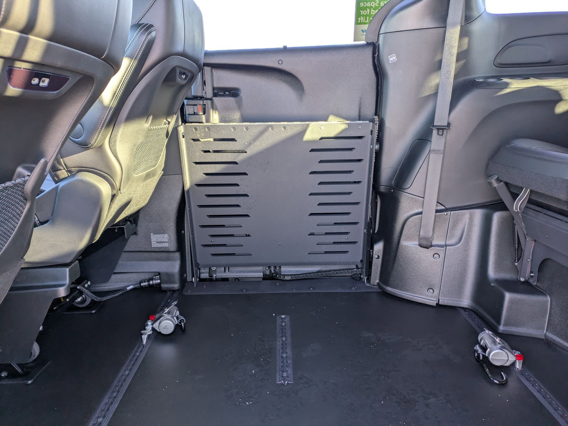 Used 2025 Chrysler Pacifica Select image 24