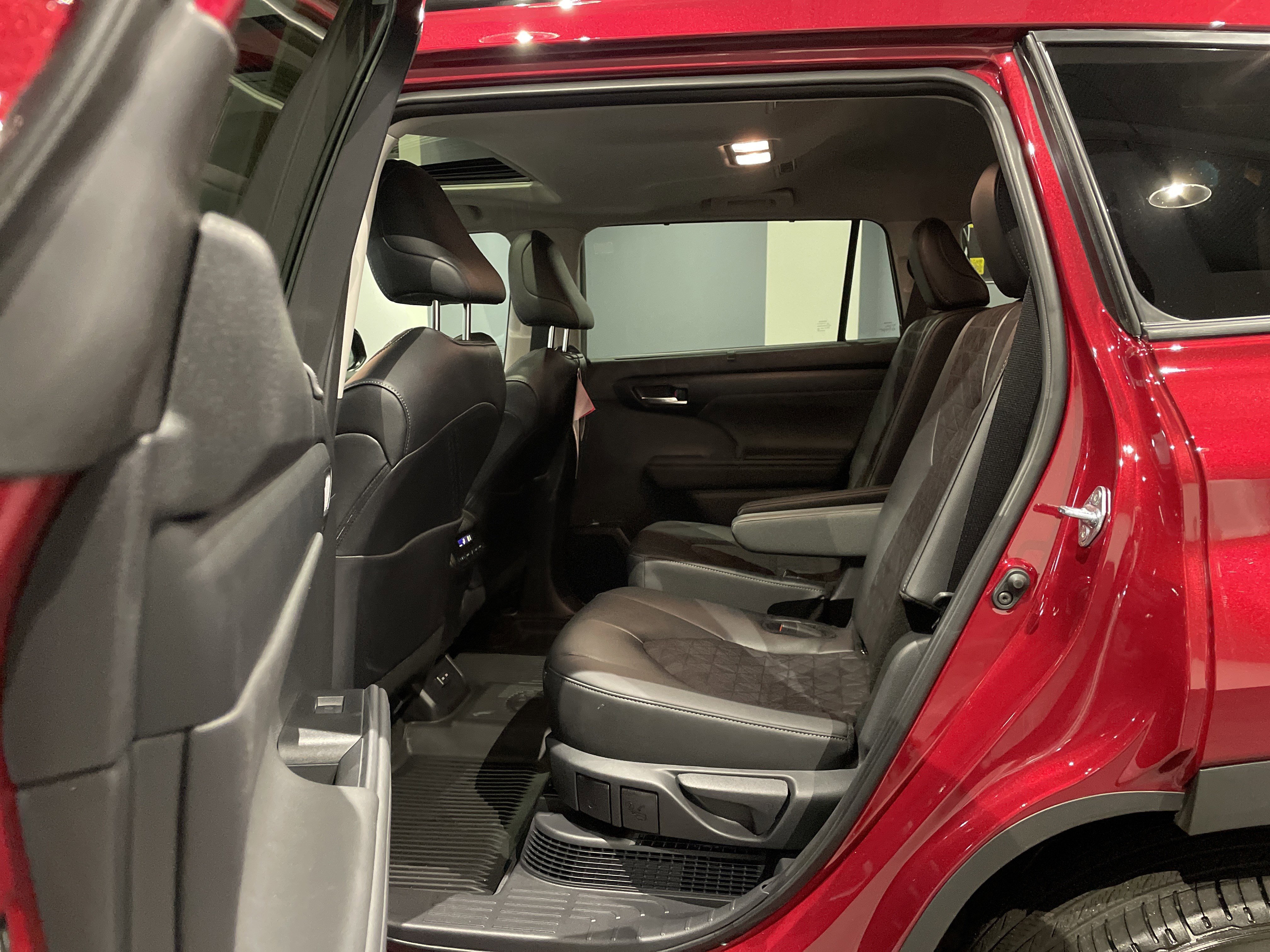 Used 2025 Toyota Highlander XLE image 33